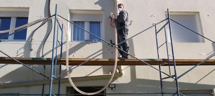 Aislamientos Capra hombre en el andamio