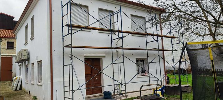 Aislamientos Capra andamios en la entrada de casa
