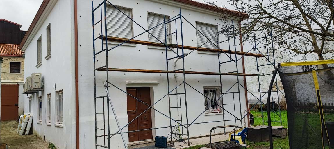 Aislamientos Capra andamios en la entrada de casa